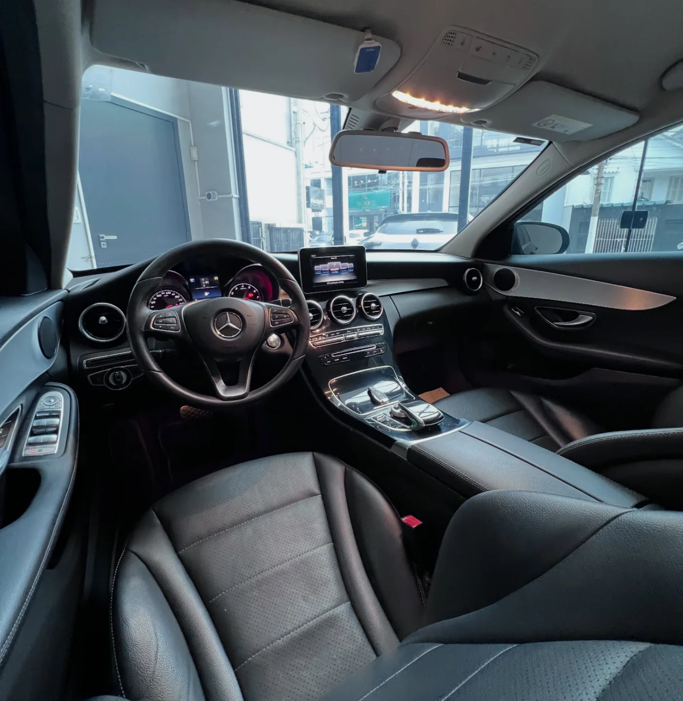 Interior de um Mercedes-Benz fotografado na Monvero